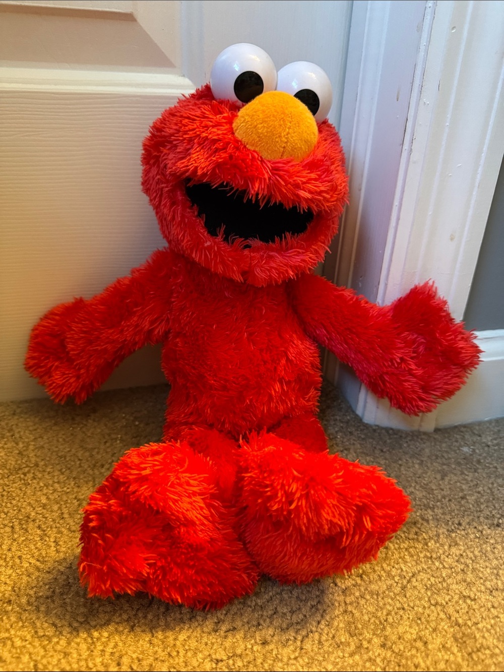 Sesame Street Elmo Plush - tickle me Elmo